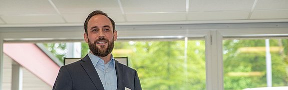 Neue Büroeröffnung der PLATH AG. COO Franz Gumpitsch und Director ECM Martin Lanz begrüßen Gäste. PLATH AG als Teil der Business Division System and Integration in der PLATH Gruppe. Komplettlösungsanbieter mit leistungsfähiger Sensortechnologie und Software. Hohe Kundenorientierung und maßgeschneiderte Lösungen. Starker Partner für Technologien und Leistungen. Vorführung des neuen PLATH Group Imagefilms.